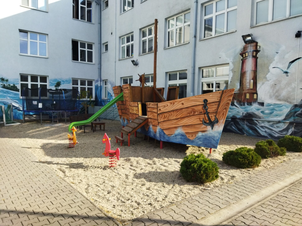 VENKOVNÍ DĚTSKÉ HŘIŠTĚ